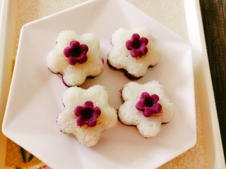 糯米紫薯糕,用紫薯泥压成花片，放到紫薯糯米糕上面装饰一下。