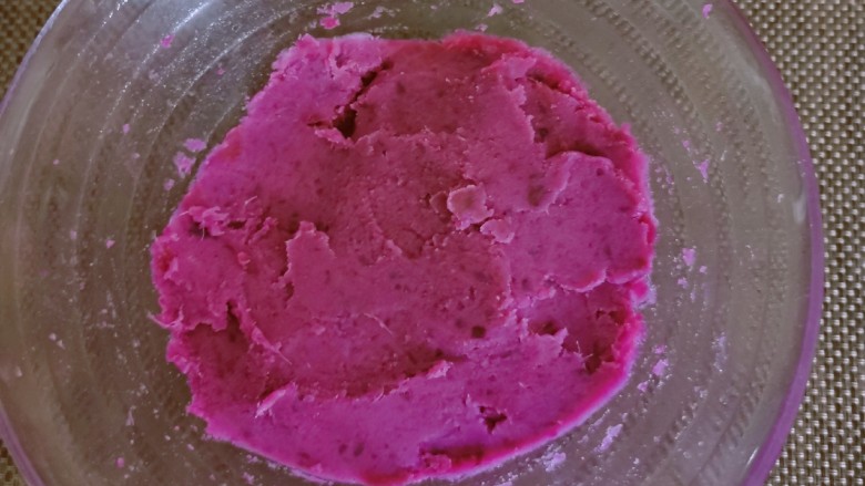 糯米紫薯糕,搅拌成细腻的紫薯泥。