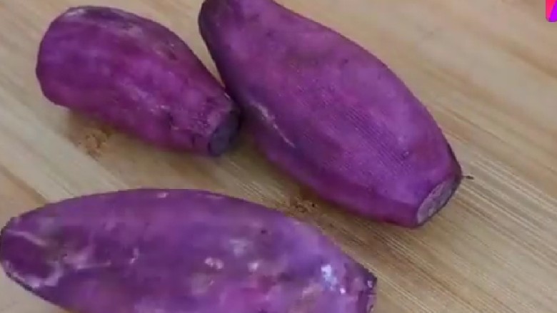 糯米紫薯糕,紫薯去皮蒸熟压烂。