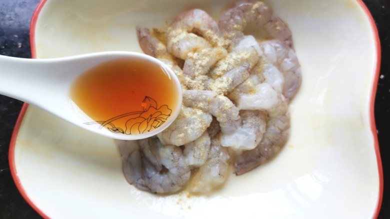 西葫芦炒虾仁,放入料酒搅拌均匀腌制10分钟