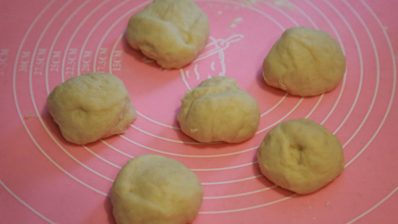 南瓜紫薯包,把发好的面团六等分盖保鲜膜松驰10分钟；