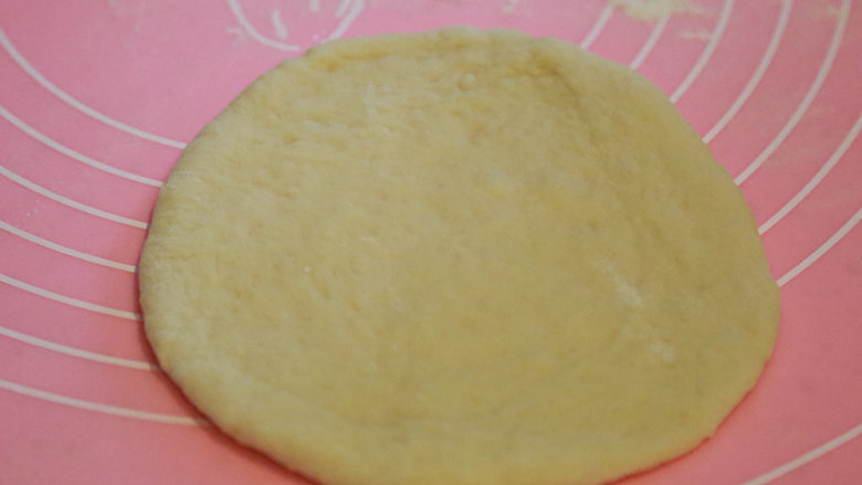 南瓜紫薯包,取一份面团擀成能包进一份馅的薄圆饼；