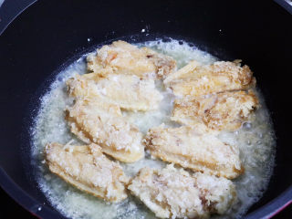 蛋黄焗鸡翅,小火煎制两面酥脆金黄