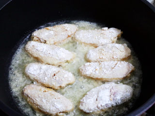 蛋黄焗鸡翅,起锅放入炒菜1倍的油，依次放入鸡翅