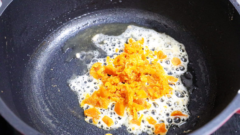 蛋黄焗鸡翅,原锅留底油，加入剩余的蛋黄