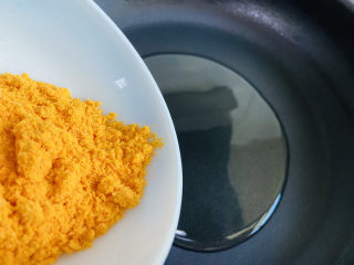 蛋黄焗鸡翅,起油锅放入金沙咸蛋黄调料