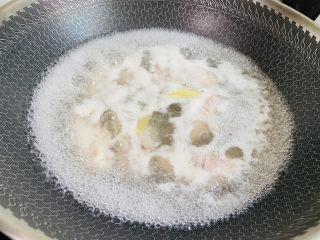 蛋黄焗鸡翅,锅中加入清水放入鸡翅、姜片、料酒大火煮沸捞出清洗干净