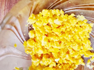 蛋黄焗鸡翅,搅碎备用