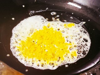 蛋黄焗鸡翅,另起锅加入一勺猪油，油热后放入蛋黄