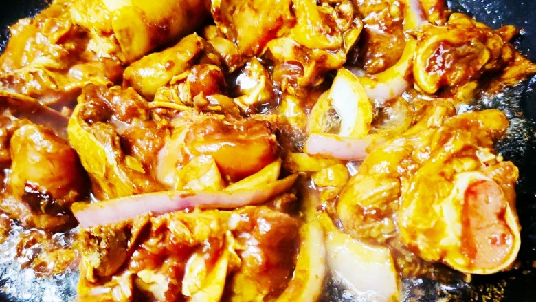 香菇滑鸡煲仔饭,锅中倒油，油热后加入腌制好的鸡块，翻炒