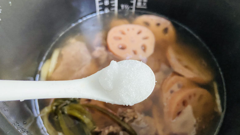 筒骨莲藕汤,待时间到，泄压后加入2小茶匙盐（根据个人口味加入哦）