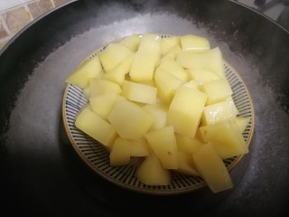 芝士焗土豆泥,蒸好的土豆可以用筷子戳下看熟度