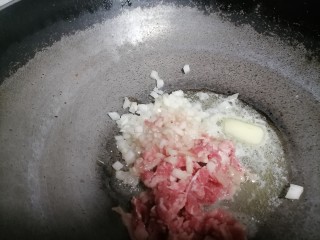 芝士焗土豆泥,倒入之前切好的洋葱碎和牛肉末