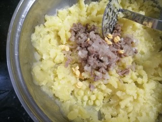 芝士焗土豆泥,土豆泥中加入调味好的洋葱牛肉和多余碎芝士并食盐调味