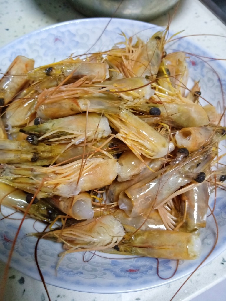 鲜虾瑶柱粥,把虾线取出 虾头和虾身洗干净，待用。
