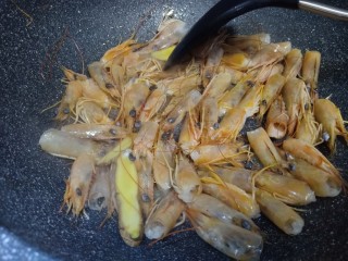 然后加入水,煮虾头三分钟后把虾头和虾水一起倒入洗干净的米中