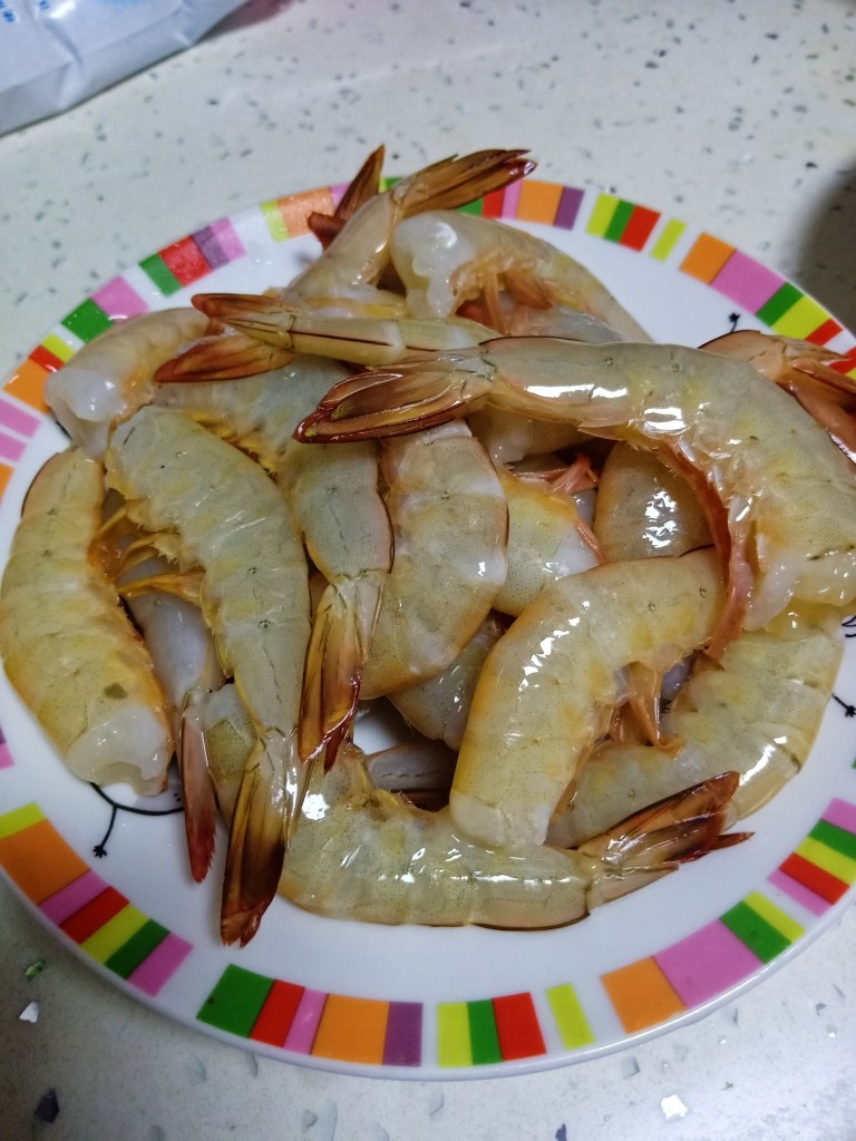 鲜虾瑶柱粥,在等待的过程中，把虾皮剥掉，以便吃的时候不用吐虾皮☺如果不剥掉虾皮也是可以的。个人喜好。