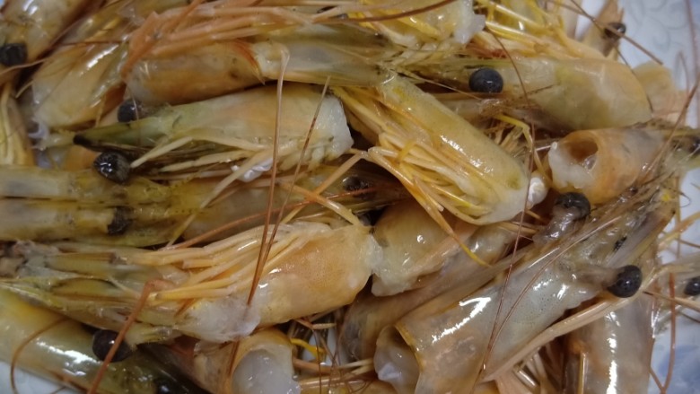 鲜虾瑶柱粥,最主要的一步，虾头必须用上。