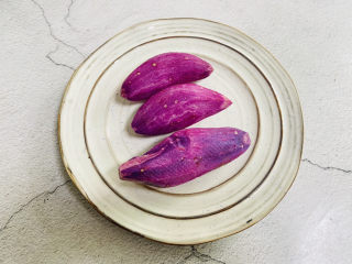 紫薯椰蓉球,紫薯洗净去皮