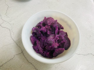 紫薯椰蓉球,蒸熟后放入碗中