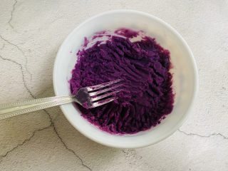 紫薯椰蓉球,用叉子捣成泥状