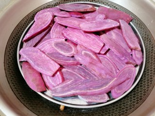 紫薯椰蓉球,放入锅中盖上盖子隔水蒸20分钟左右