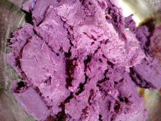 紫薯椰蓉球,再把蒸好的紫薯倒到一个深一点的盘子里，加上白糖蜂蜜，再把紫薯碾碎，搅拌均匀