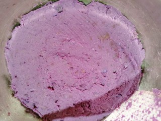 紫薯椰蓉球,搅拌至没有大颗粒很细腻的紫薯泥即可