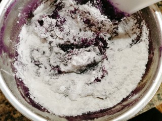 紫薯椰蓉球,再加上牛奶和糯米粉，再搅拌均匀