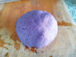 紫薯椰蓉球,最后和成不粘手的面团，有时间可以把它先醒发一会儿