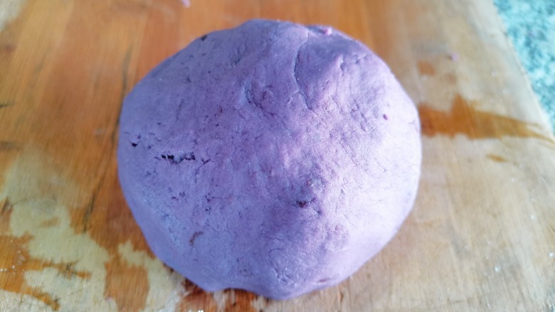 紫薯椰蓉球,最后和成不粘手的面团，有时间可以把它先醒发一会儿