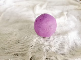 紫薯椰蓉球,再用手抓一小坨，搓成圆球