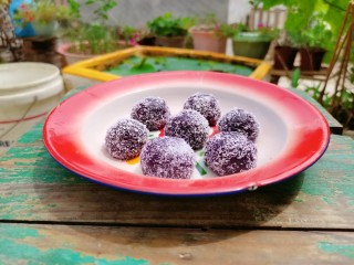 紫薯椰蓉球,可以放冰箱冷藏一会吃，冰凉爽口，还有嚼劲，又是另外一番风味了！