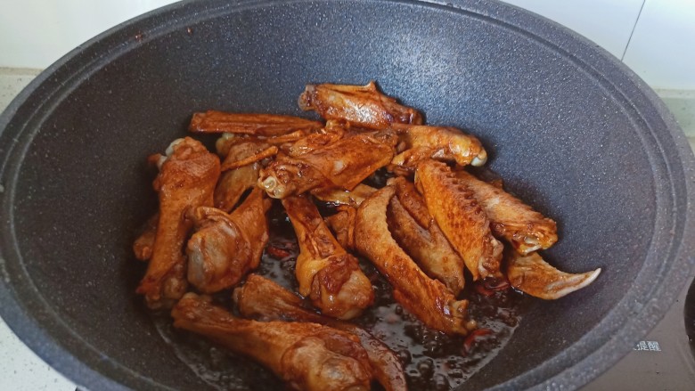 红烧鸭翅,将酱料裹满鸭翅，翻炒均匀。
