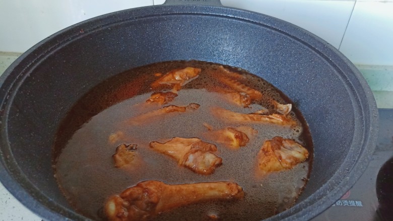 红烧鸭翅,放适量的热水入锅，喜欢辣的可以加点辣椒段，开大火煮开，中火炖30分钟左右。