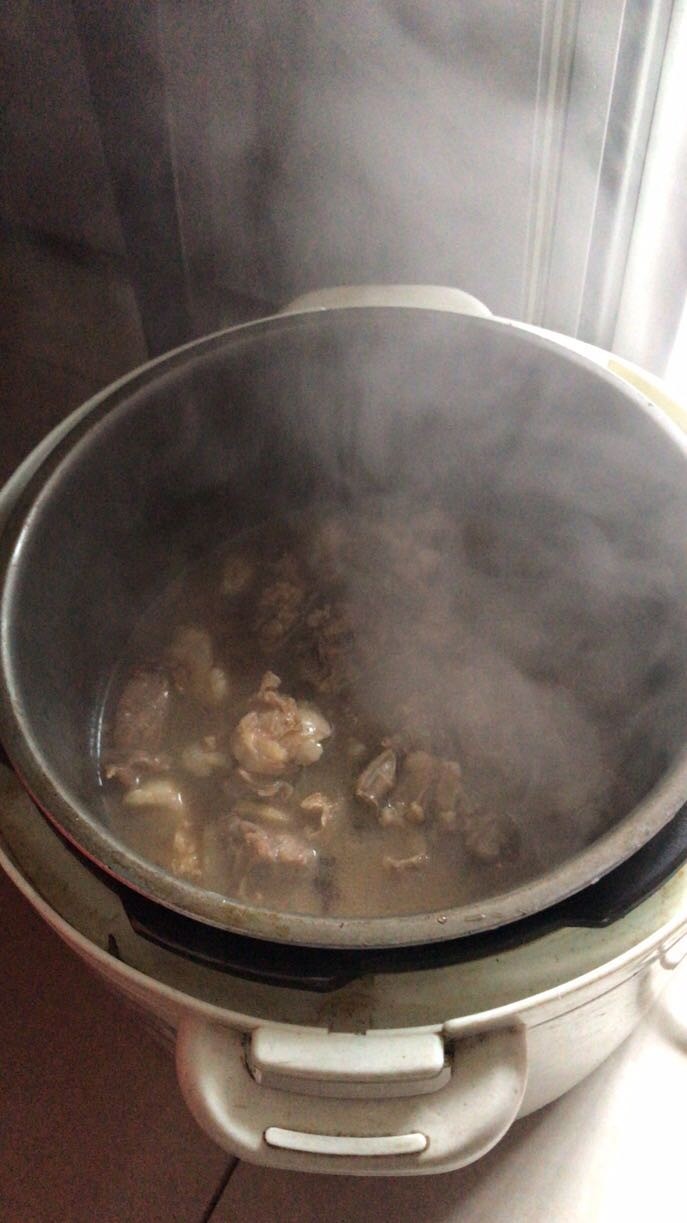 红烧牛肉,2分钟后，倒入高压锅中，加盐