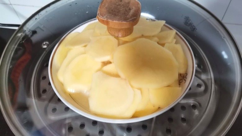 芝士焗土豆泥,上锅水开蒸15分钟