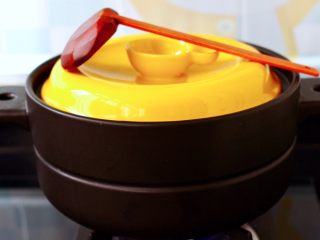 快手粉条胡萝卜鸡汤,盖上锅盖中火烧开。