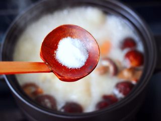 快手粉条胡萝卜鸡汤,这个时候根据个人口味，加入适量的盐调味。