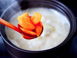 快手粉条胡萝卜鸡汤,先加入胡萝卜块。