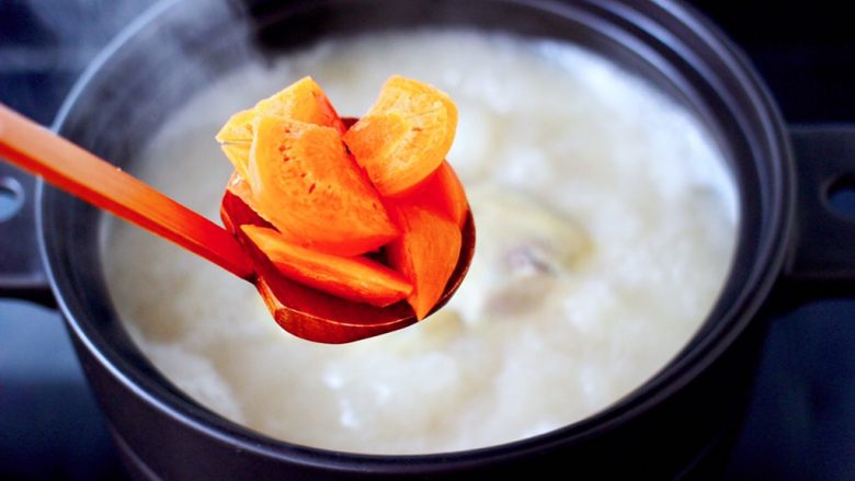 快手粉条胡萝卜鸡汤,先加入胡萝卜块。