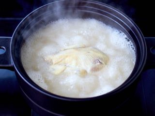快手粉条胡萝卜鸡汤,烧开后小火先炖5分钟。