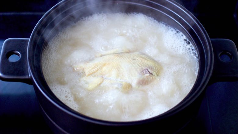 快手粉条胡萝卜鸡汤,烧开后小火先炖5分钟。