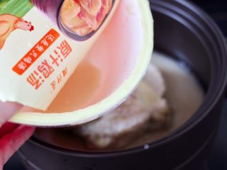 快手粉条胡萝卜鸡汤,把解冻的整只鸡和鸡汤倒入砂锅中。
