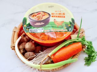 快手粉条胡萝卜鸡汤,首先备齐所有的食材，鸡汤从冰柜拿出来解冻。