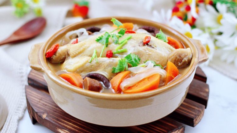 快手粉条胡萝卜鸡汤,做法简单又营养丰富。