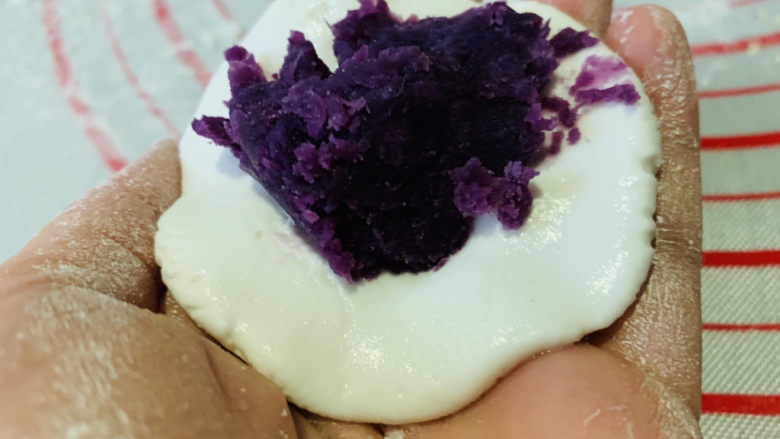 紫薯椰蓉球,用手压扁，加紫薯泥