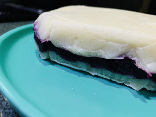 糯米紫薯糕,出锅，取出晾晾，倒扣切块