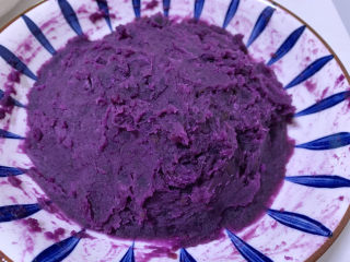 糯米紫薯糕,搅拌成紫薯泥