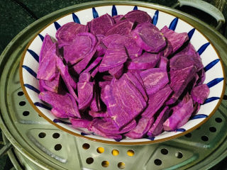 糯米紫薯糕,切薄片